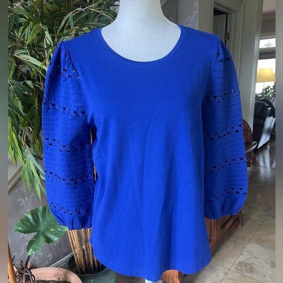 Chico’s ladies  blue puff sleeve top excellent condition. Medium NWOT. - Picture 4 of 9
